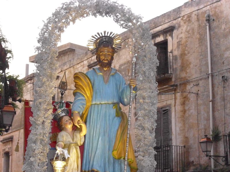 La statua di San Giuseppe in processione durante la festa del santo patrono tra Maggio e Giugno.